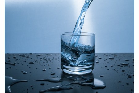 Zalety wody w butelkach zwrotnych