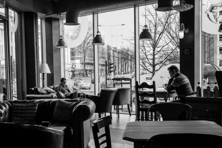 Kiedy po raz pierwszy postawiono na kawiarnianej ladzie kawę i ciastko?