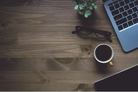 Źródło energii w trakcie pracy? Po jaką kawę warto sięgnąć?